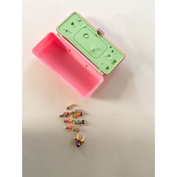 Vintage Bluebird Polly Pocket 1989 Pool Party Compact 8 figurines 3 umbrellas - Picture 3 of 9